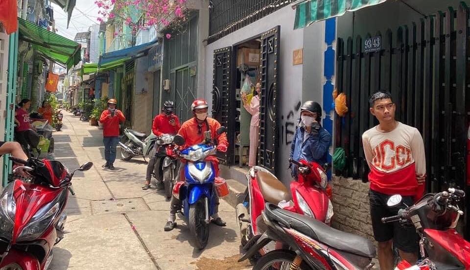 Hang chuc shipper GoViet bi cung mot ke la bung hang anh 1