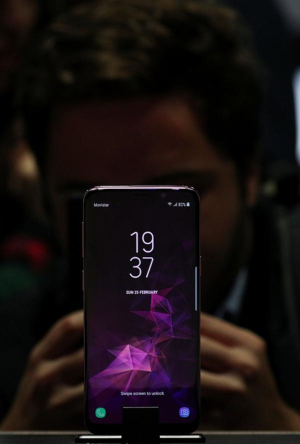 Galaxy S10 dung camera 3D canh tranh voi iPhone X anh 1