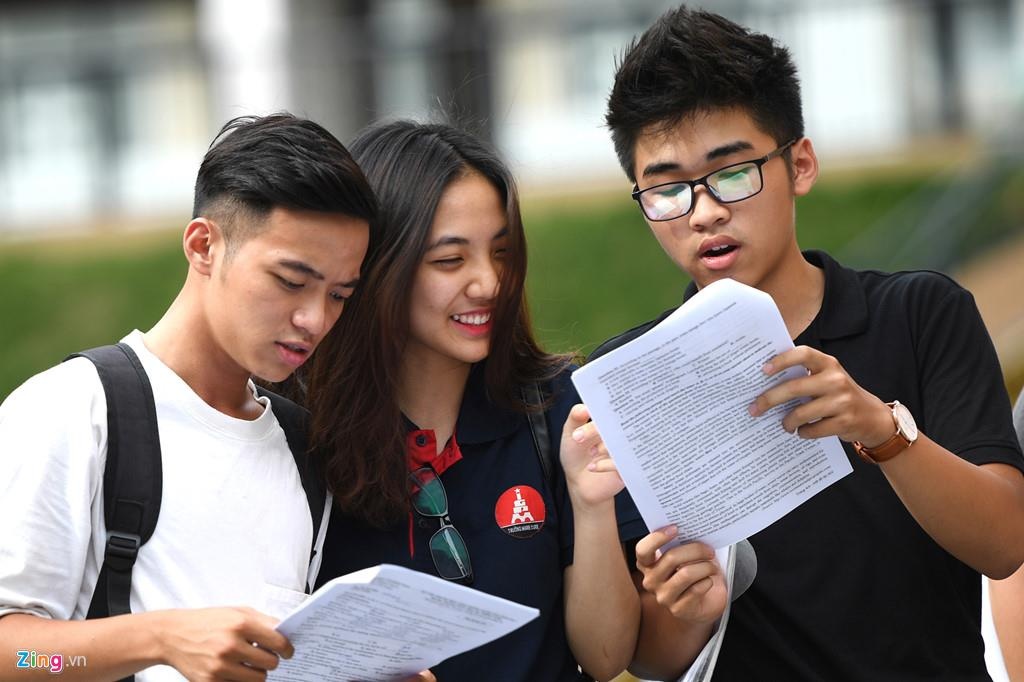 Dong cua truong dai hoc yeu kem anh 1