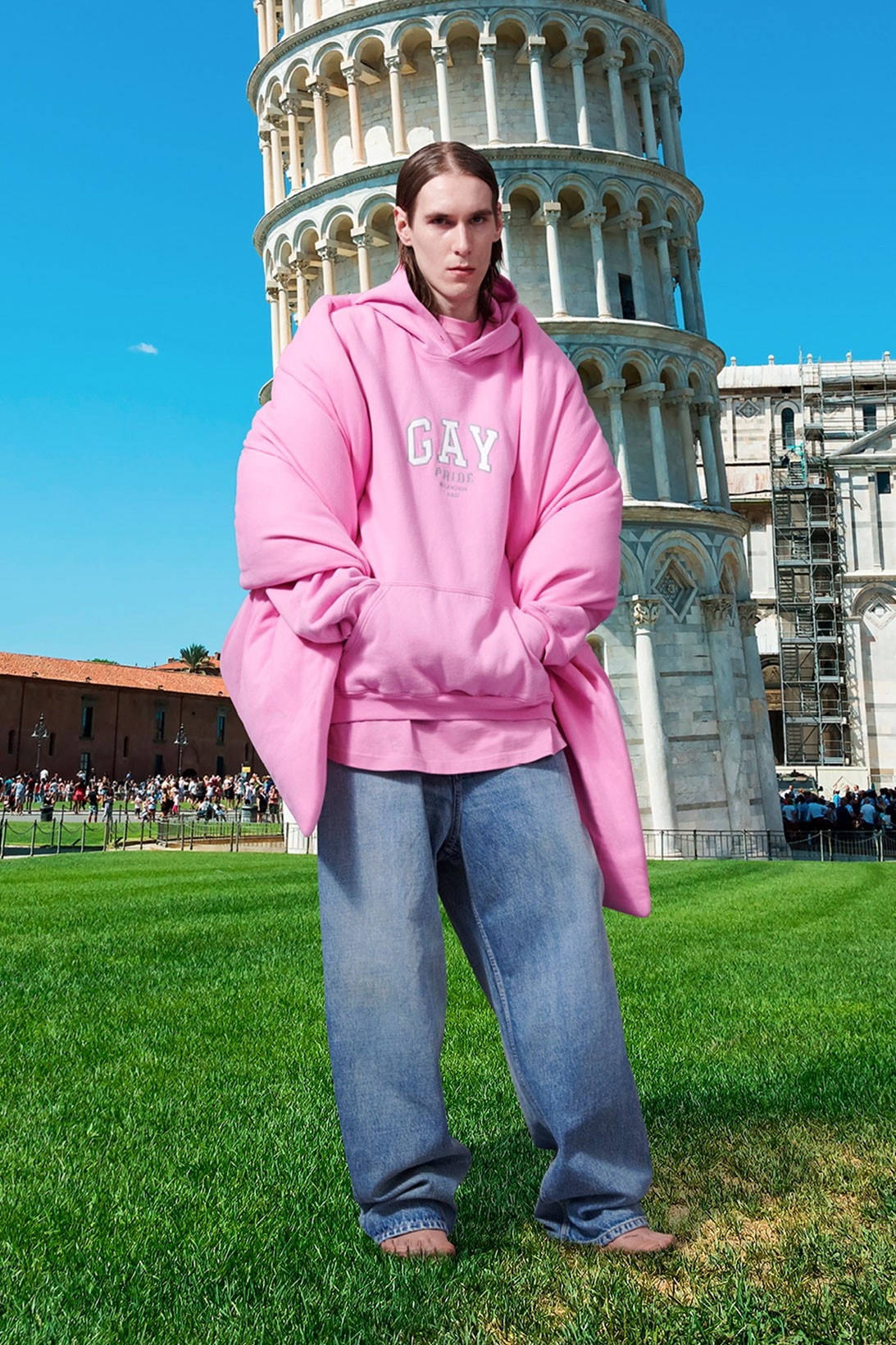 Balenciaga lam do giong GAP anh 1