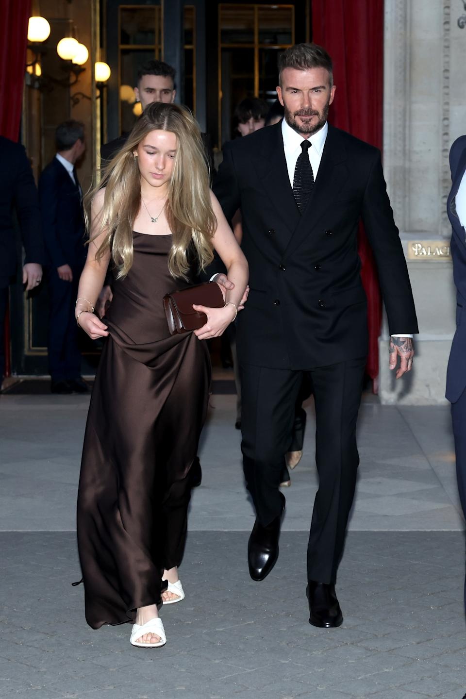 Harper Beckham váy ngủ