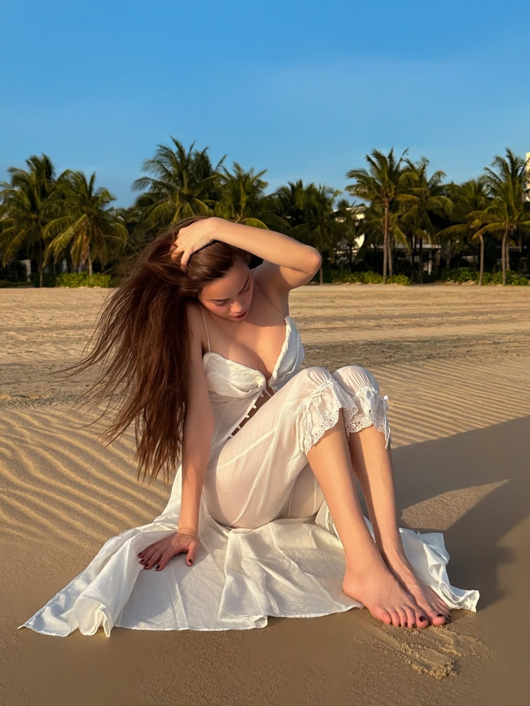 khoa than,  Lisa,  Bella Hadid,  Ho Ngoc Ha,  naked dress anh 7