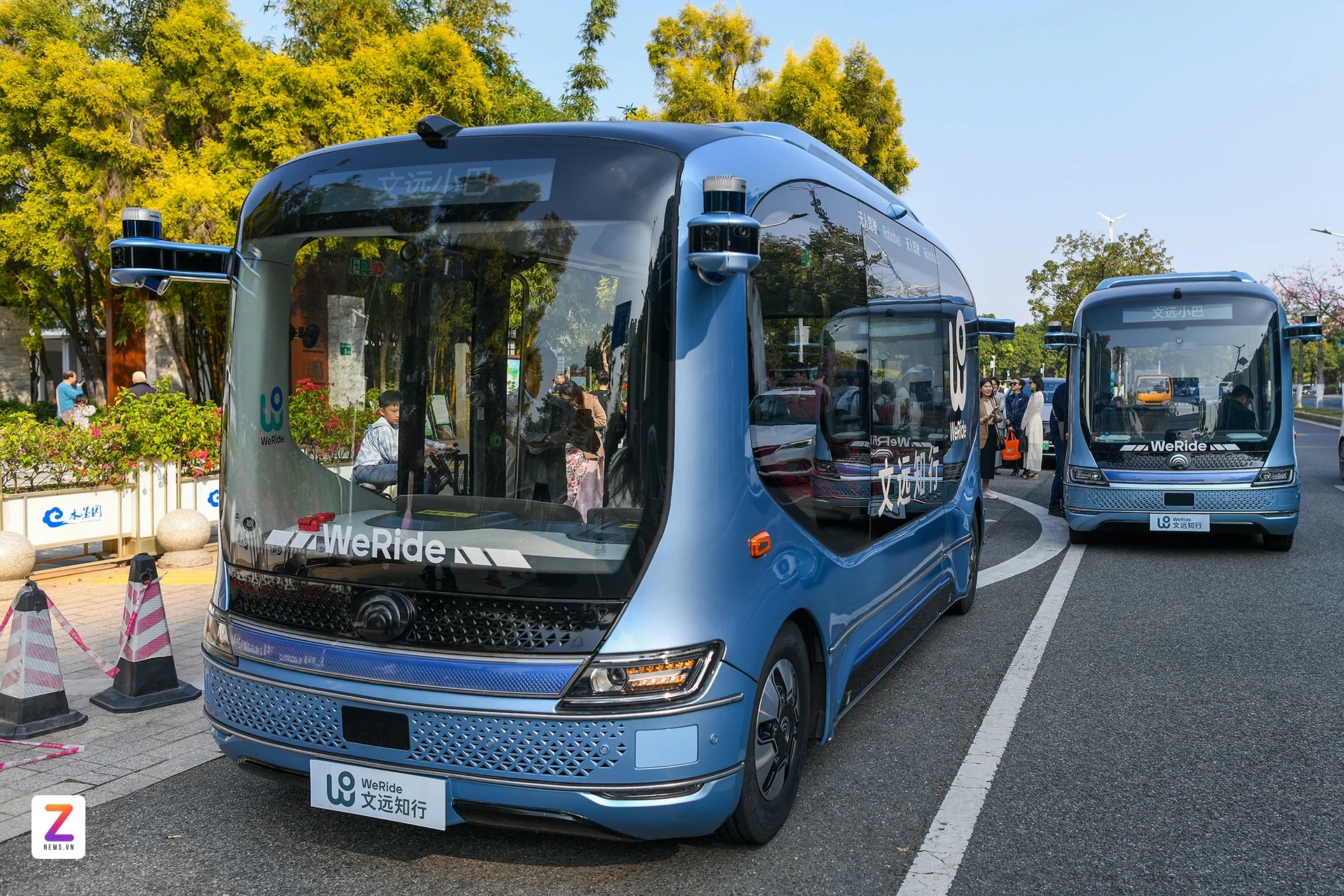 Xe buýt tự hành Robobus: Không vô-lăng, không ghế lái, tự vận hành giữa phố đông