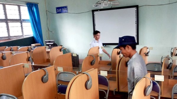 Phòng học ngoại ngữ của Trường THCS Lý Tự Trọng (tỉnh Gia Lai) được đầu tư thiết bị hiện đại hơn nửa năm nay vẫn chưa một lần sử dụng.