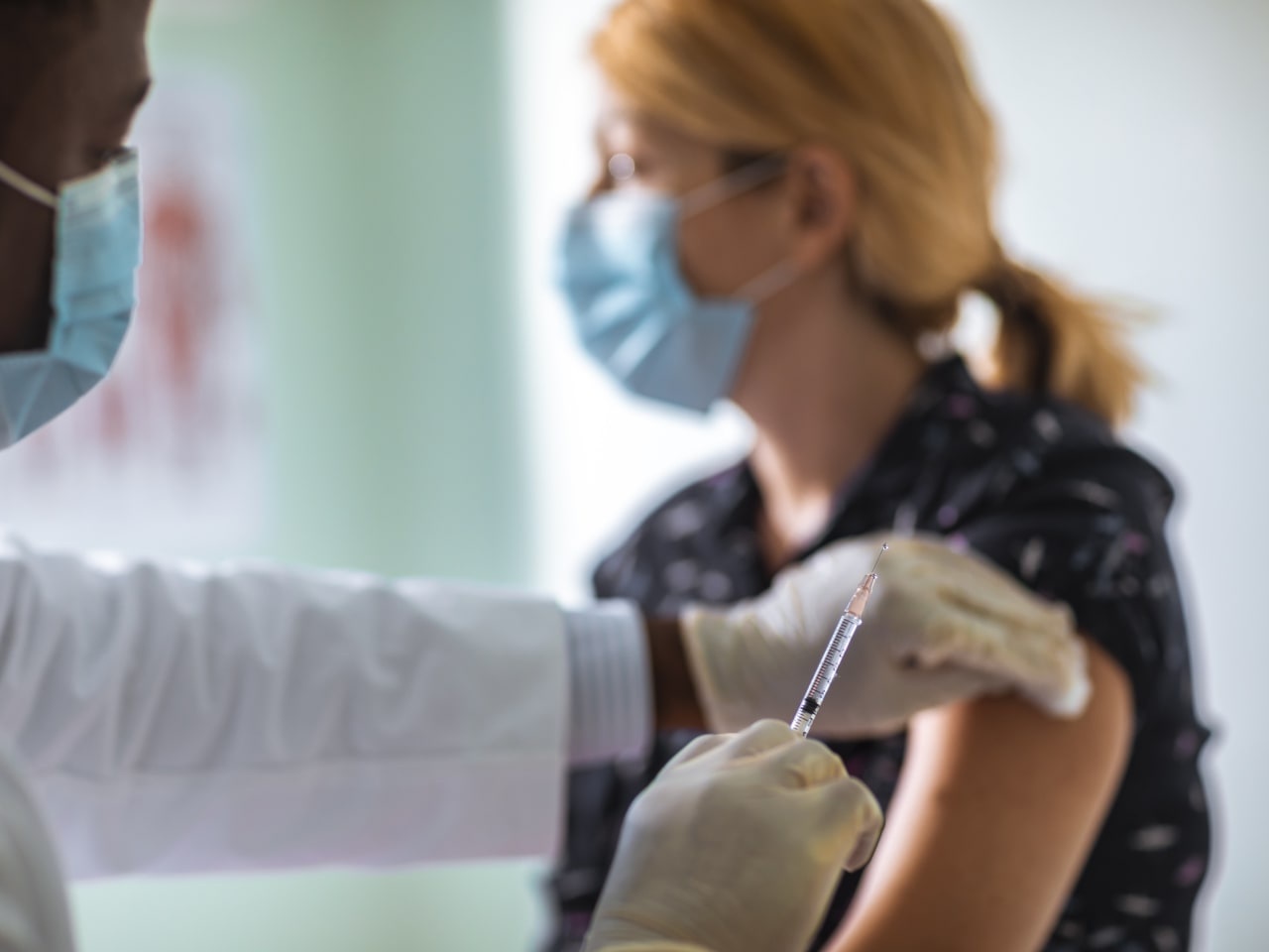 Co can tiem nhieu mui vaccine Covid-19 anh 1