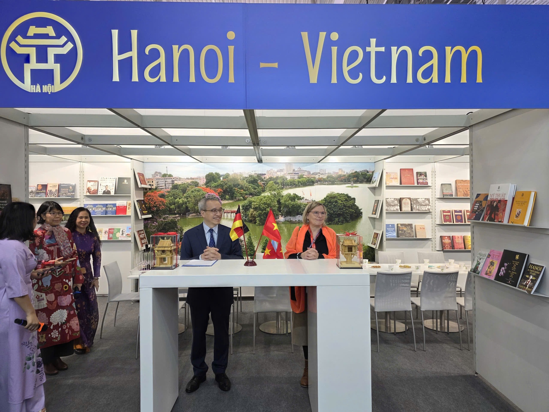 Hoi sach Frankfurt anh 2