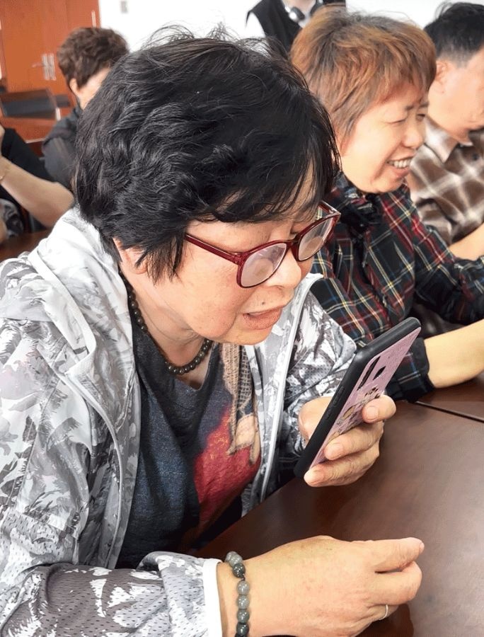 người già học AI ảnh 1 nguoi gia hoc AI anh 1