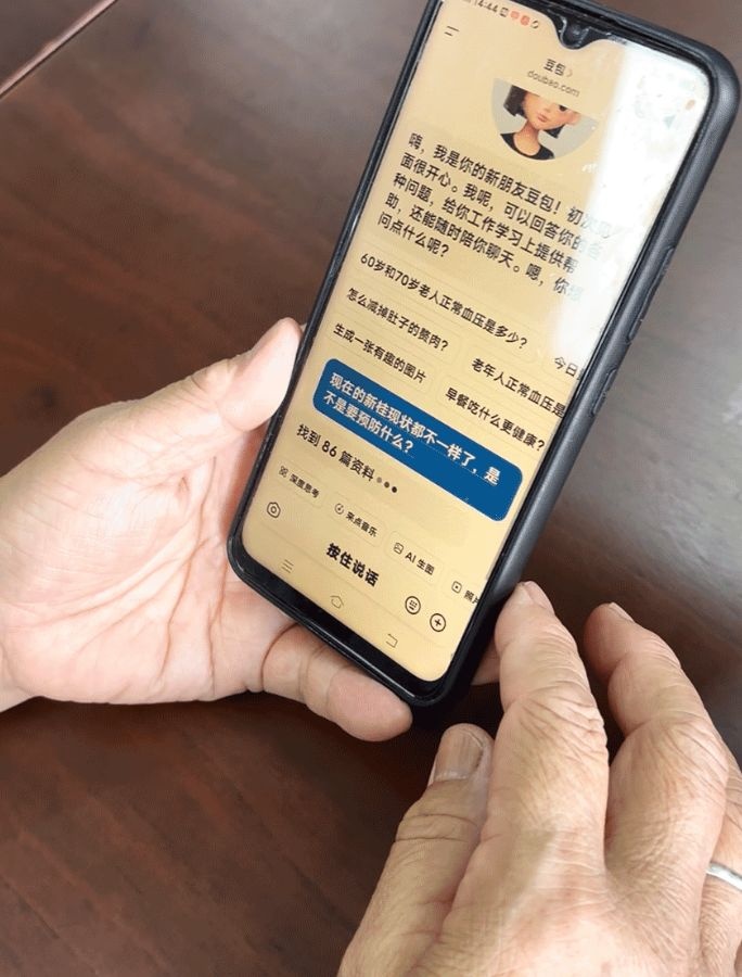 người già học AI ảnh 2 nguoi gia hoc AI anh 2