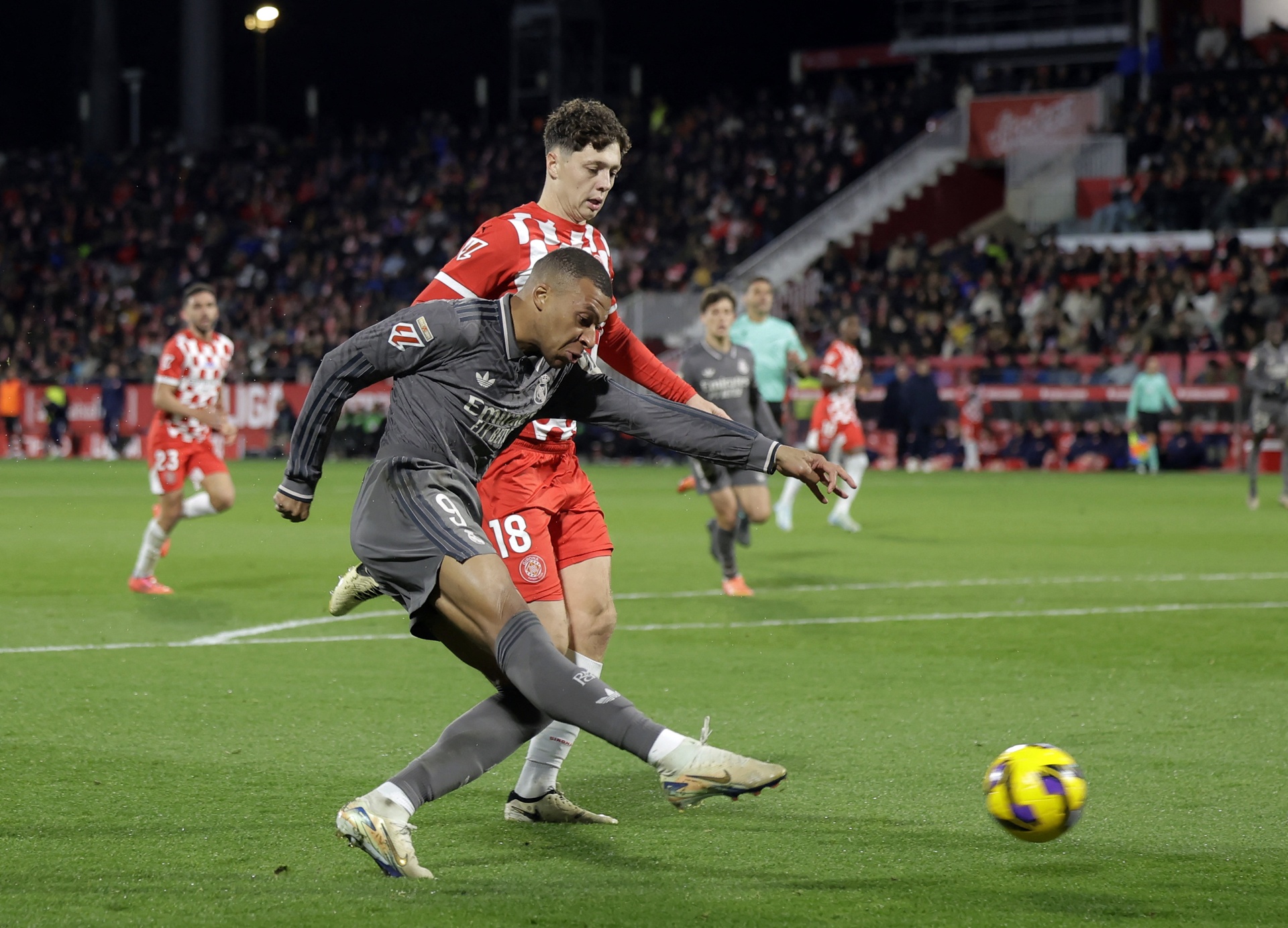Mbappe toa sang anh 4
