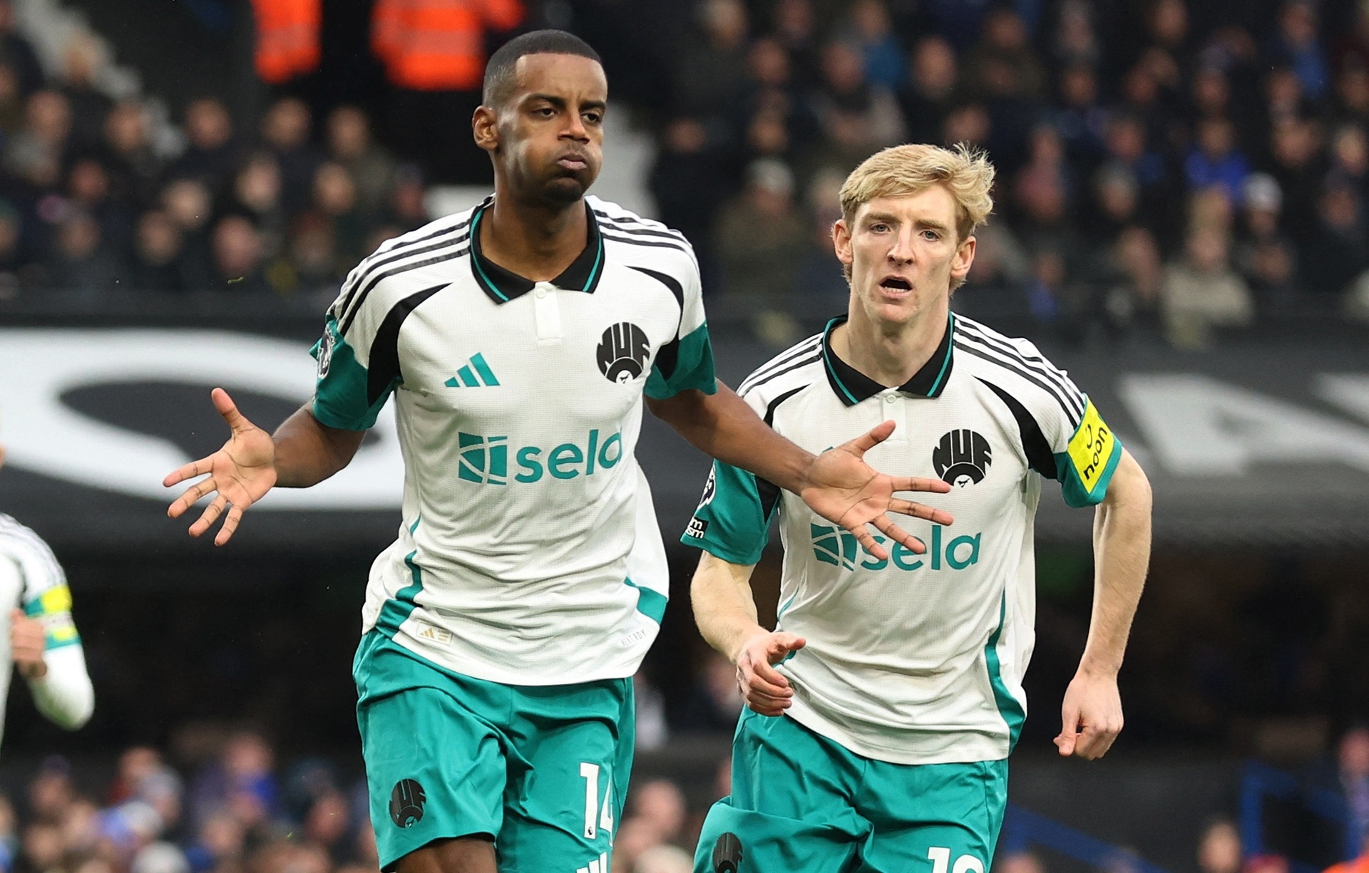 Isak lap hat-trick anh 2