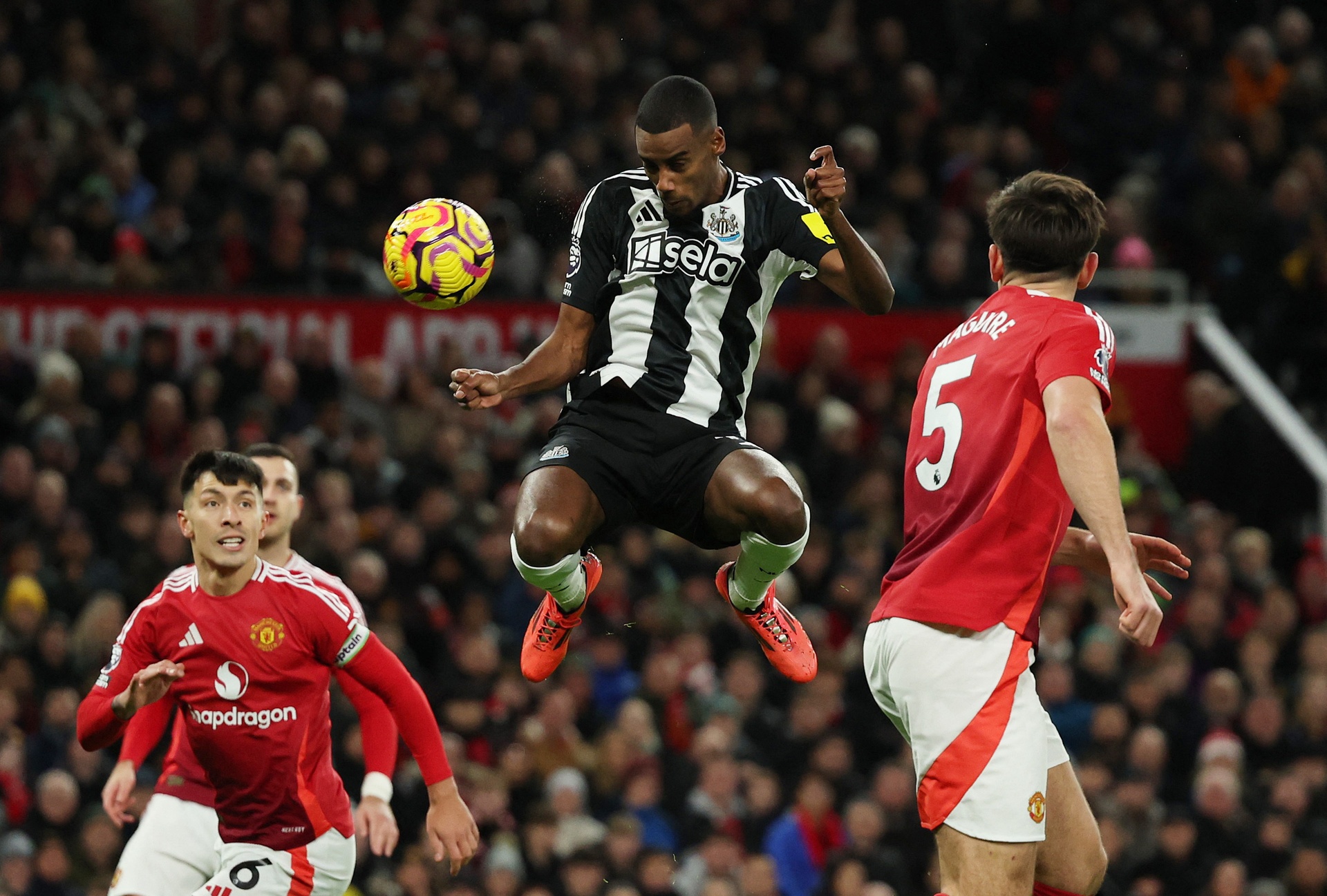 MU dau Newcastle anh 1