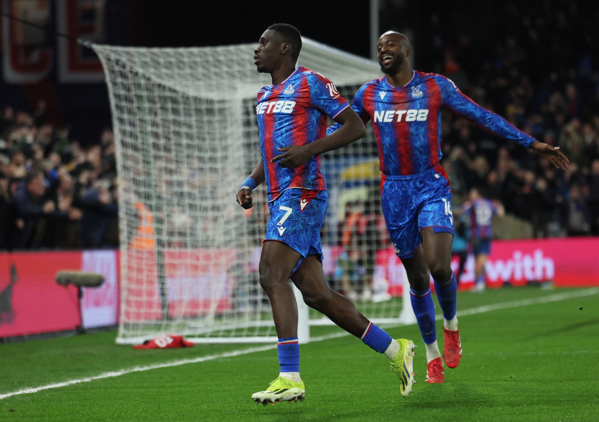 Crystal Palace dau Aston Villa anh 1