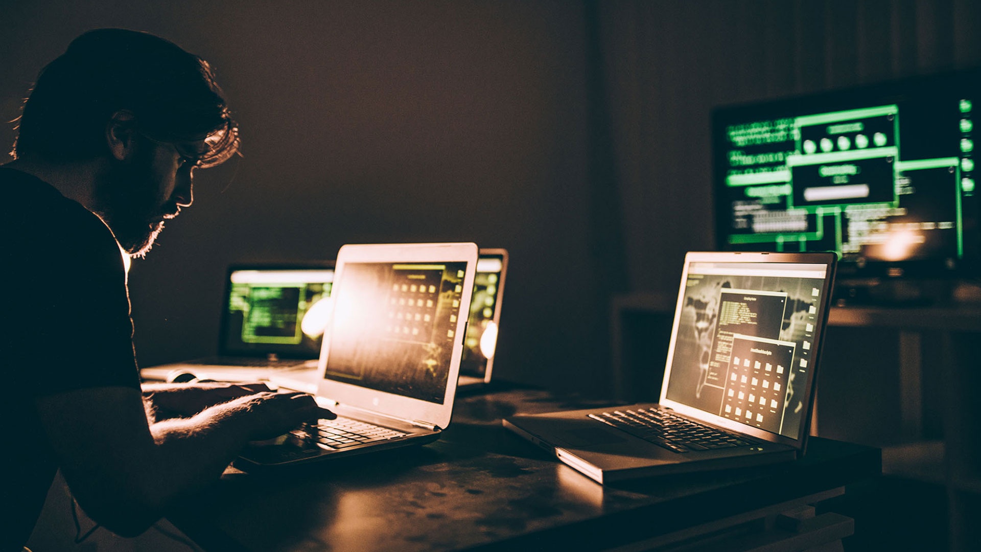 Big Tech bi hacker lua anh 2