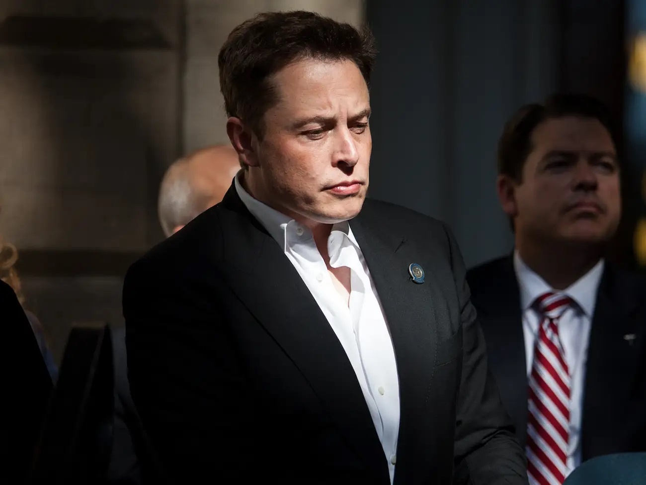 Tai san Elon Musk boc hoi vi bi to quay roi tinh duc anh 1