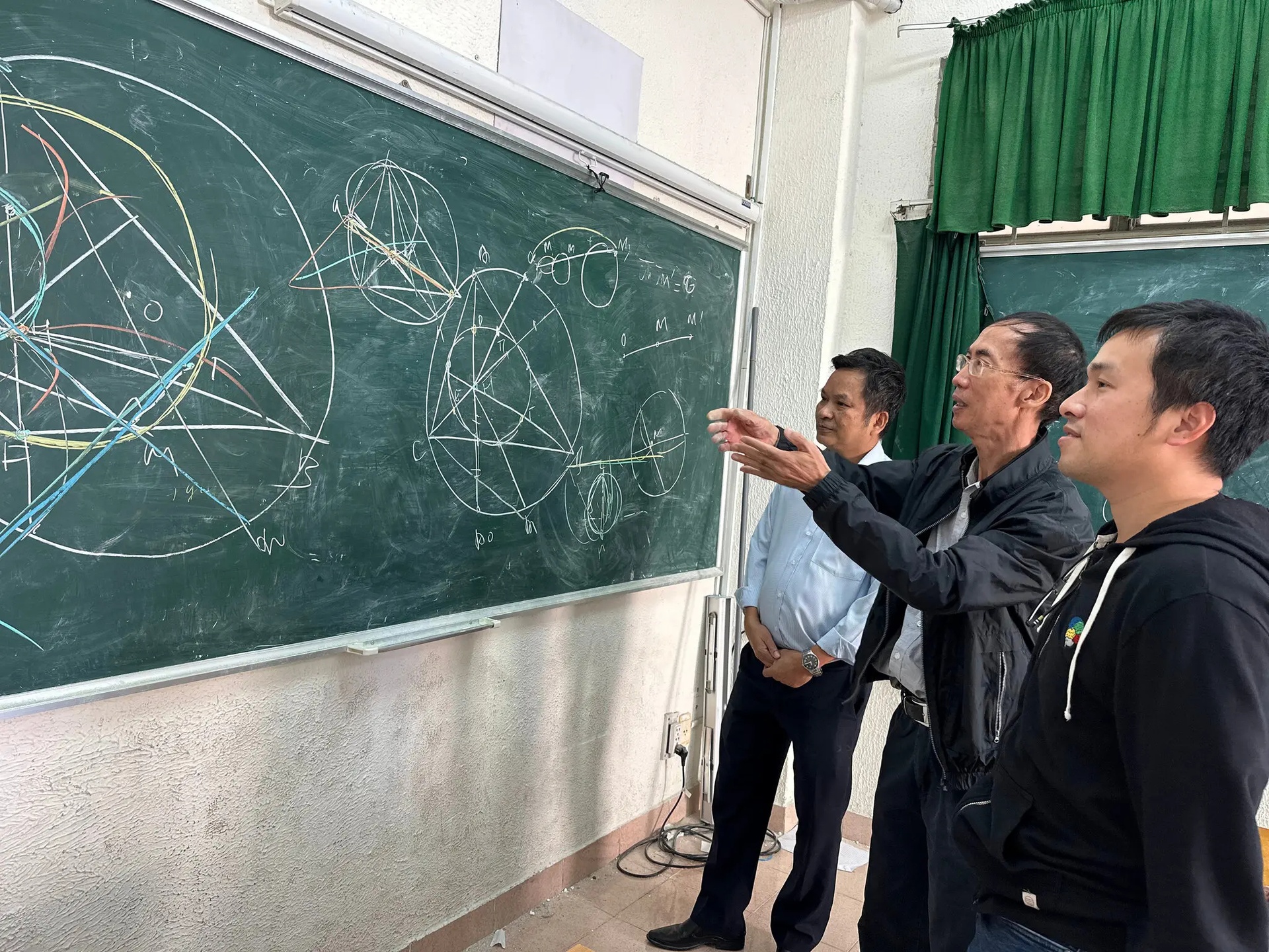 AlphaGeometry Viet Nam tut hang anh 1