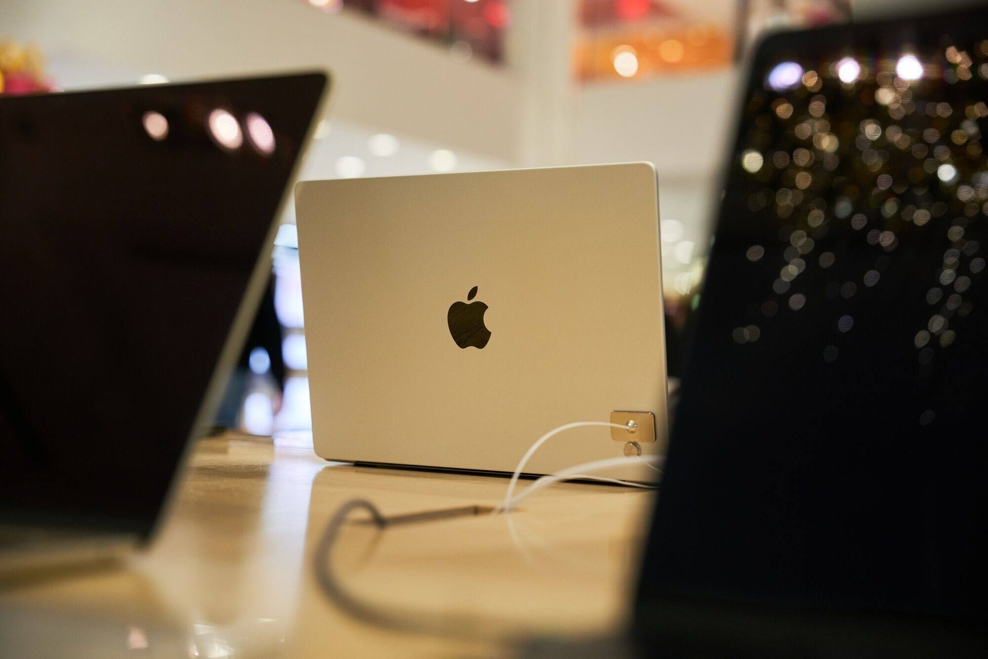 Ngoài dòng Mac, Apple cũng đang cân nhắc tích hợp khả năng kết nối di động vào các thiết bị thực tế ảo và tăng cường (AR/VR).
