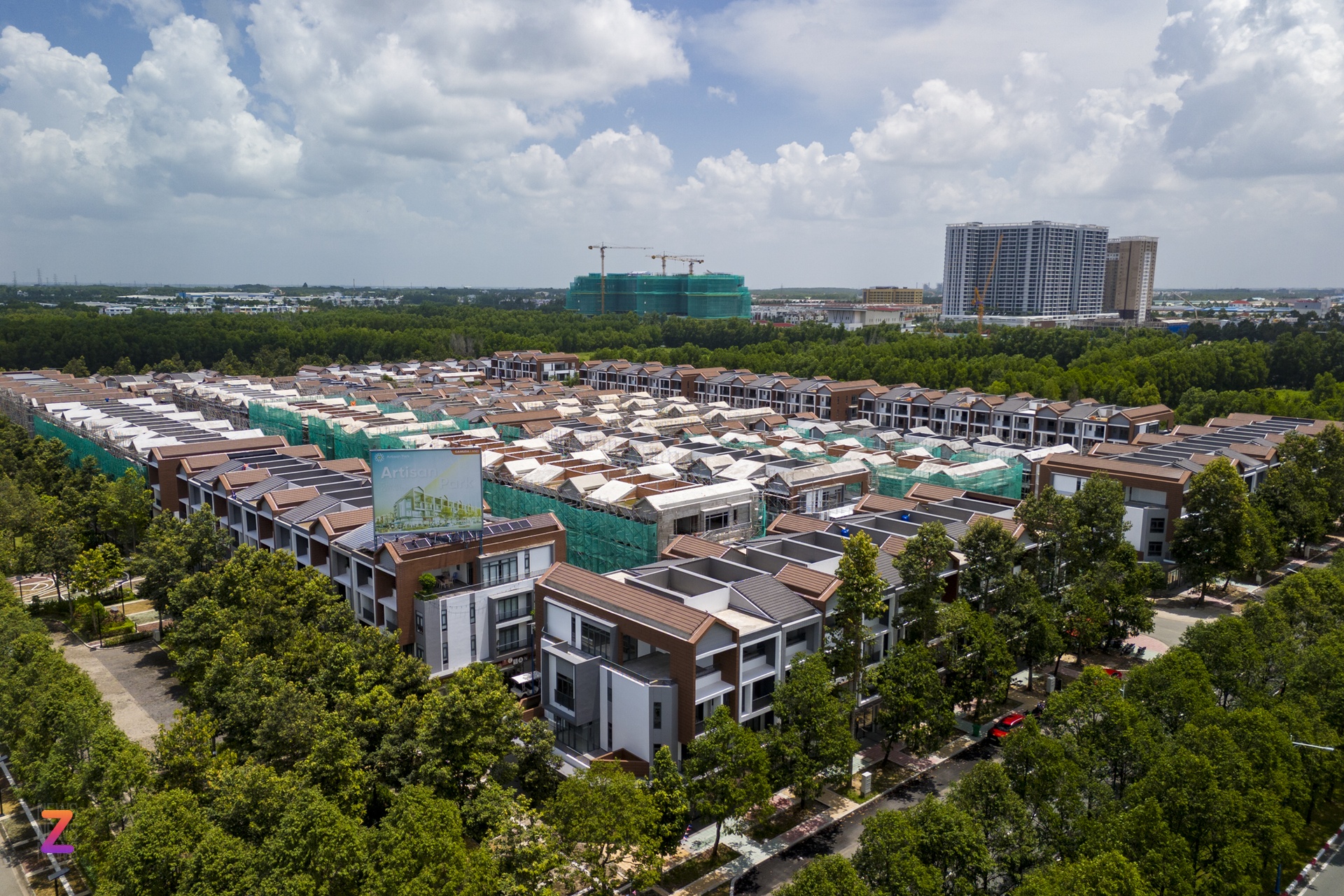 Được mở bán từ cuối năm ngoái, các căn shophouse tại đây hiện được rao bán chuyển nhượng trên thị trường với mức giá dao động 7,5-8,5 tỷ đồng cho căn 100 m2, tùy vị trí. Được mở bán từ cuối năm ngoái, các căn shophouse tại đây hiện được rao bán chuyển nhượng trên thị trường với mức giá dao động 7,5-8,5 tỷ đồng cho căn 100 m2, tùy vị trí.