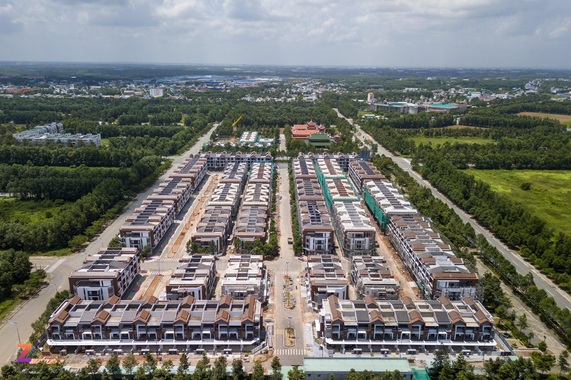 Cách đó không xa là dự án Artisan Park của Gamuda Land (Malaysia). Dự án có tổng diện tích 5,6 ha, gồm 349 căn nhà phố thương mại, với tổng vốn đầu tư khoảng 117 triệu USD (tương đương gần 3.000 tỷ đồng). Cách đó không xa là dự án Artisan Park của Gamuda Land (Malaysia). Dự án có tổng diện tích 5,6 ha, gồm 349 căn nhà phố thương mại, với tổng vốn đầu tư khoảng 117 triệu USD (tương đương gần 3.000 tỷ đồng).