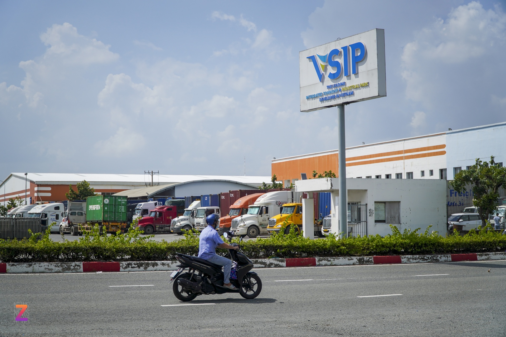 Trong đó, KCN lớn nhất là VSIP II, do liên doanh Việt Nam - Singapore phát triển từ năm 2006, quy mô đầu tư giai đoạn 1 khoảng 345 ha. Khu này thu hút doanh nghiệp nhiều ngành nghề, từ điện tử, cơ khí đến thực phẩm, dược phẩm và dệt may. Trong đó, KCN lớn nhất là VSIP II, do liên doanh Việt Nam - Singapore phát triển từ năm 2006, quy mô đầu tư giai đoạn 1 khoảng 345 ha. Khu này thu hút doanh nghiệp nhiều ngành nghề, từ điện tử, cơ khí đến thực phẩm, dược phẩm và dệt may.