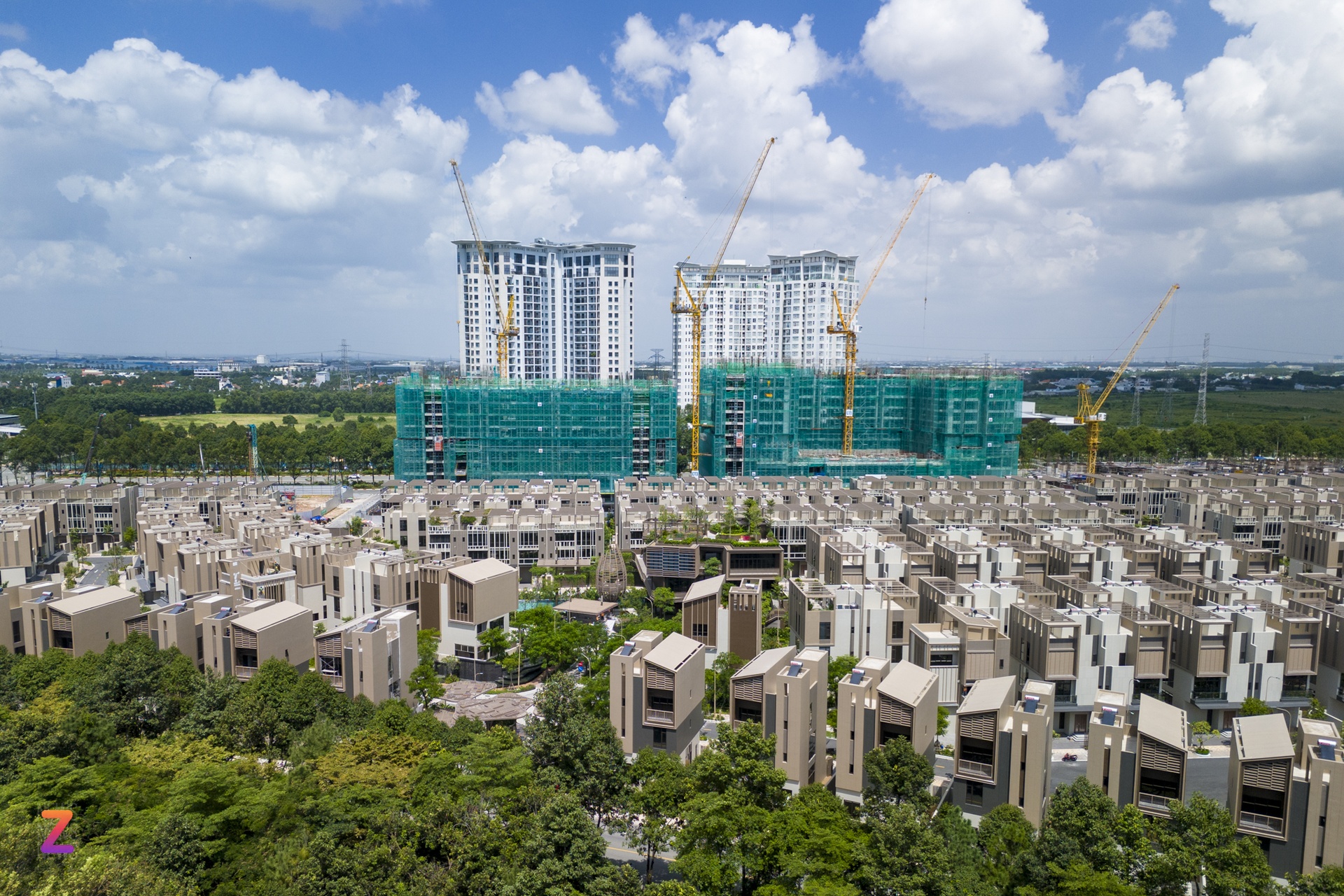 Tiếp nối thành công từ các đợt mở bán trước, chủ đầu tư vừa tiếp tục ra mắt phân khu căn hộ cao tầng Orchard Grand có quy mô 517 căn hộ cao cấp với giá khoảng 58 triệu đồng/m2. Tiếp nối thành công từ các đợt mở bán trước, chủ đầu tư vừa tiếp tục ra mắt phân khu căn hộ cao tầng Orchard Grand có quy mô 517 căn hộ cao cấp với giá khoảng 58 triệu đồng/m2.
