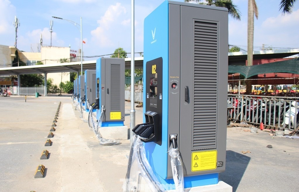 tram sac xe dien anh 2