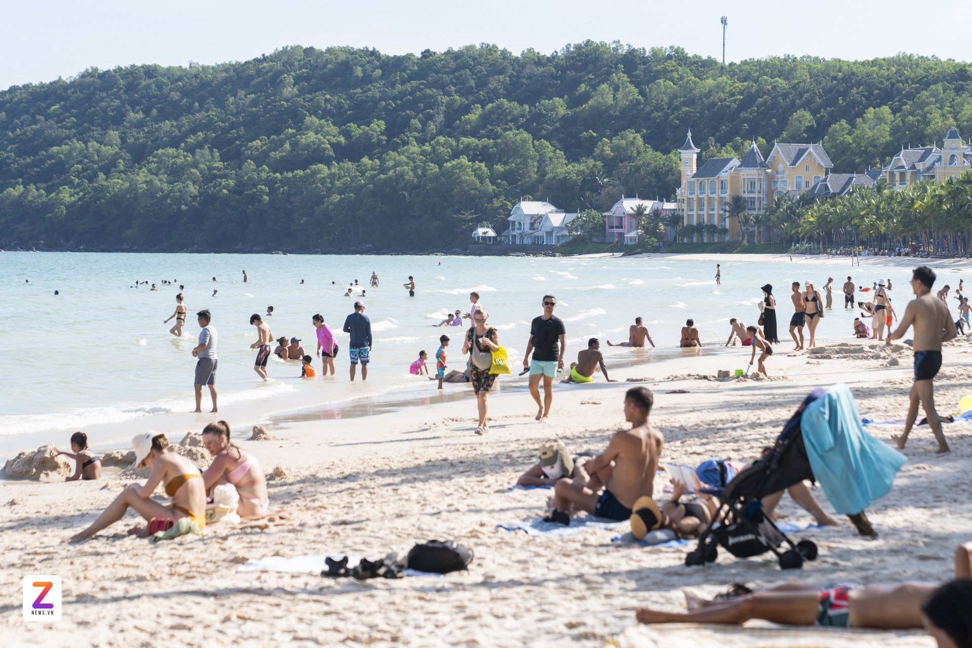 Du khách quốc tế tắm biển tại Bãi Khem, Phú Quốc