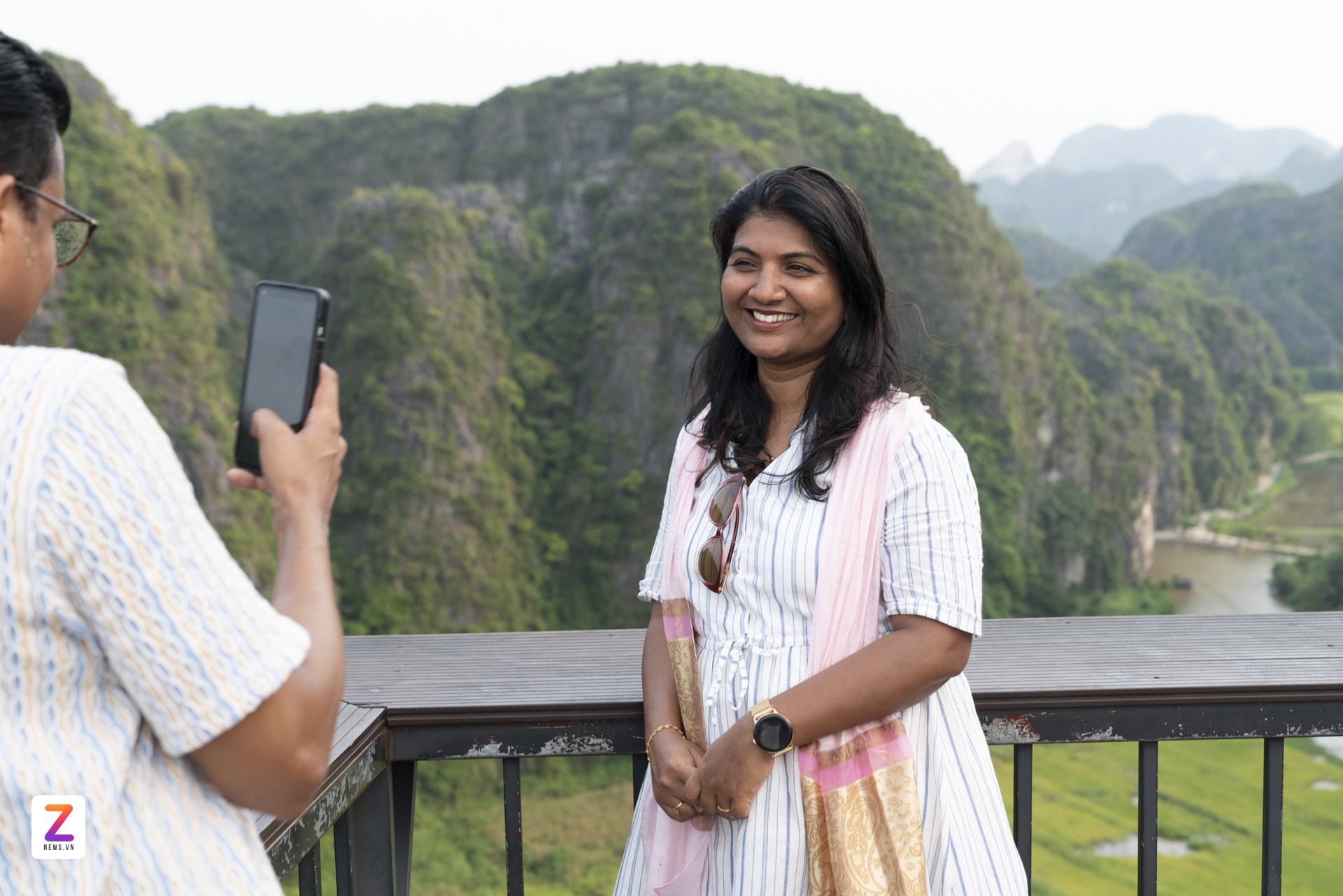 Du khách đến Ninh Bình cưỡi trâu