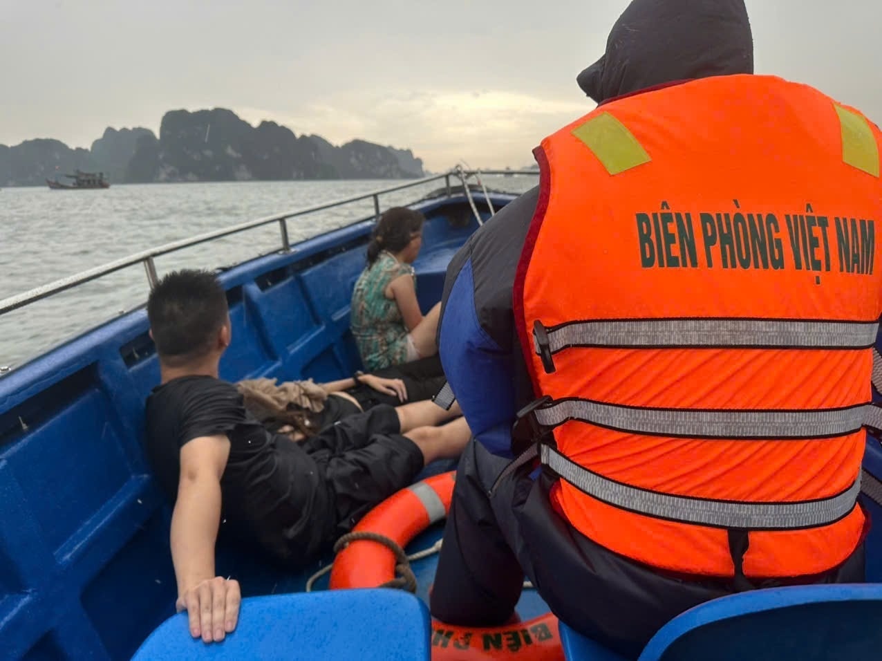 Lat tau vinh Ha Long anh 7