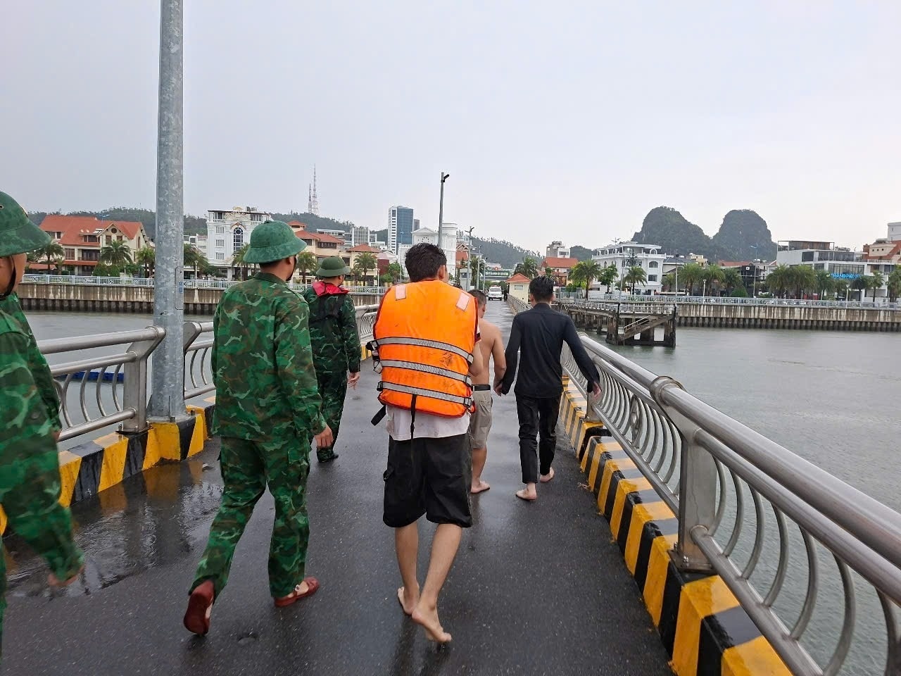 Lat tau vinh Ha Long anh 8