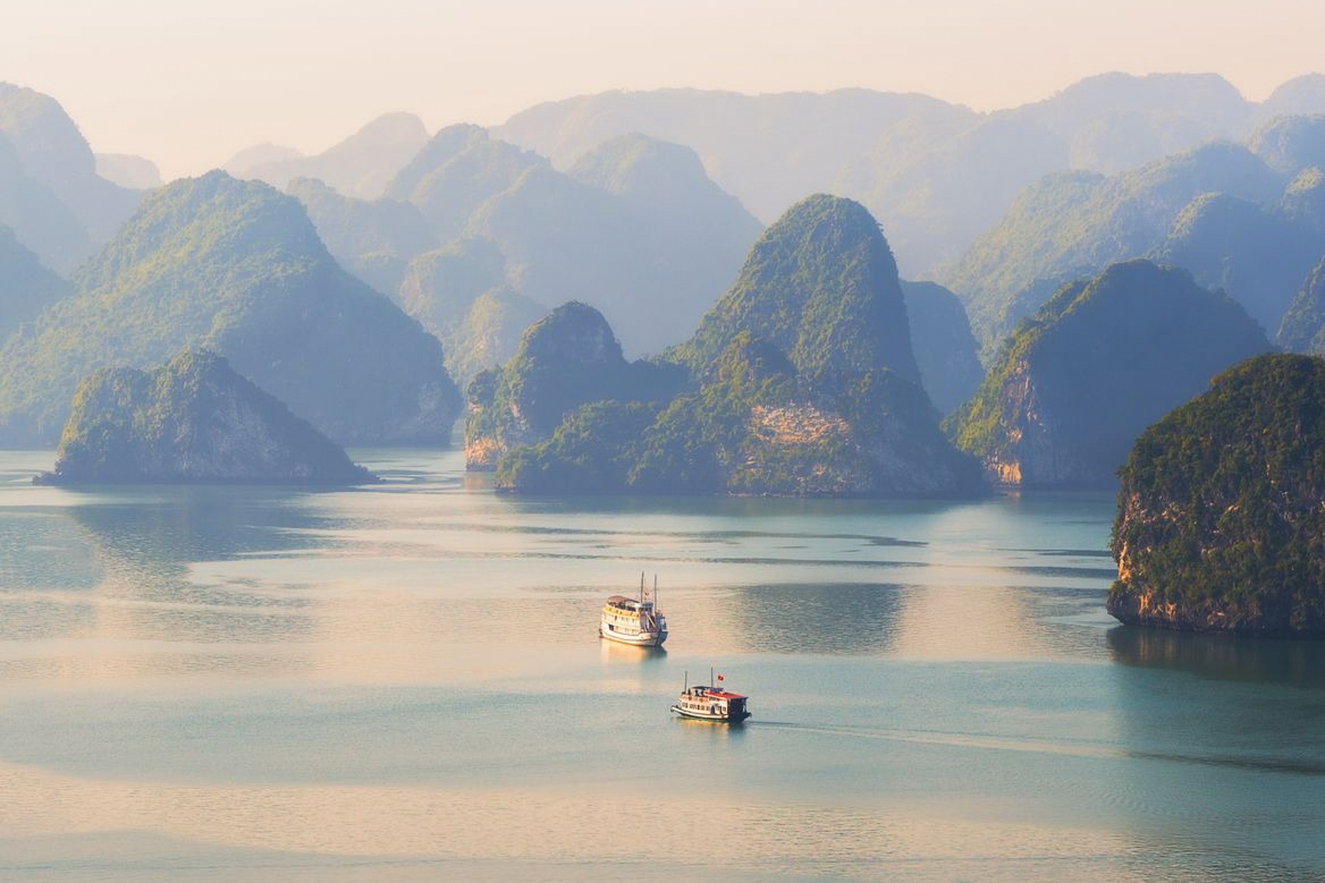 Vịnh Hạ Long yên bình