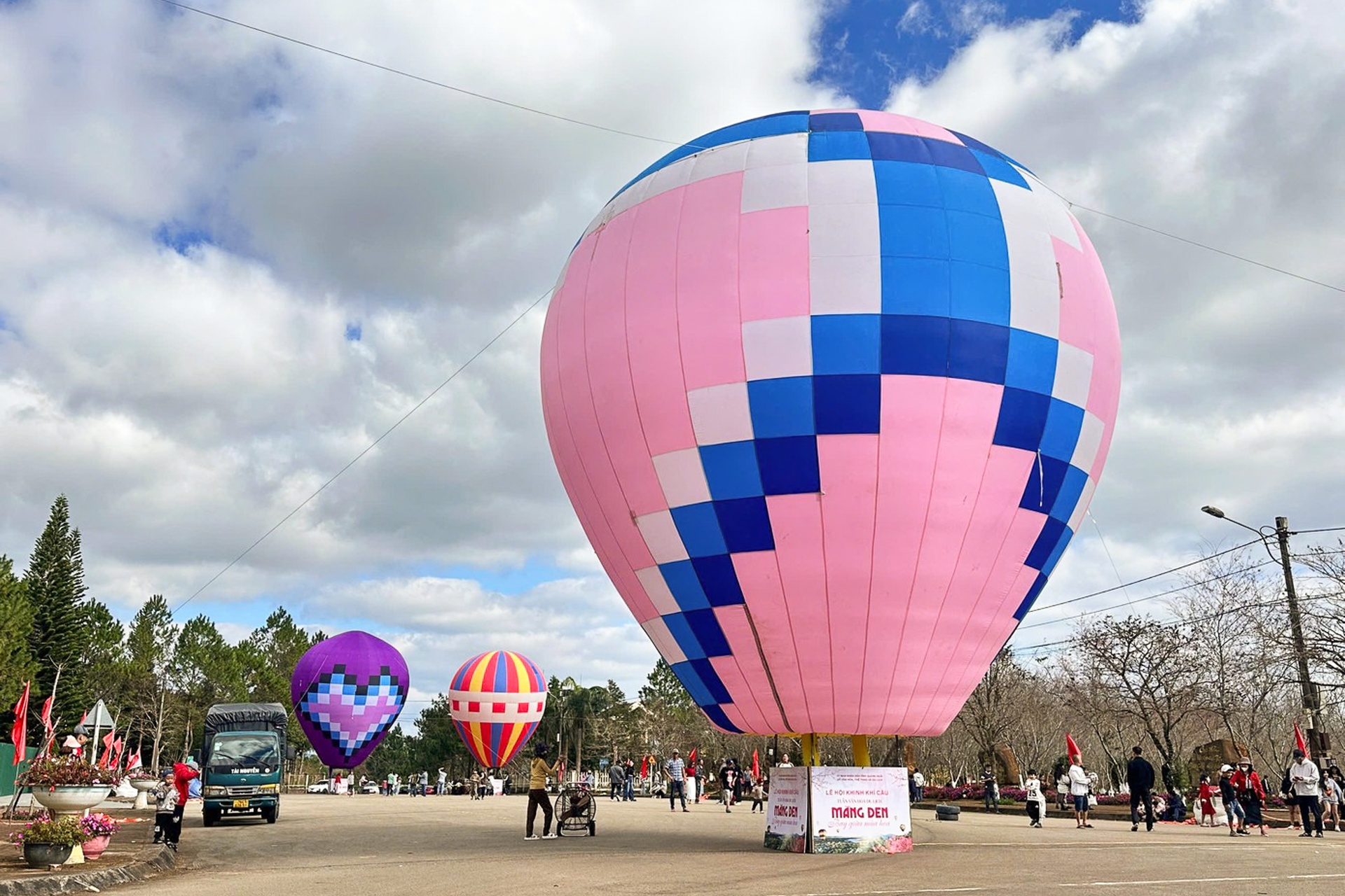 Lễ hội khinh khí cầu Măng Đen