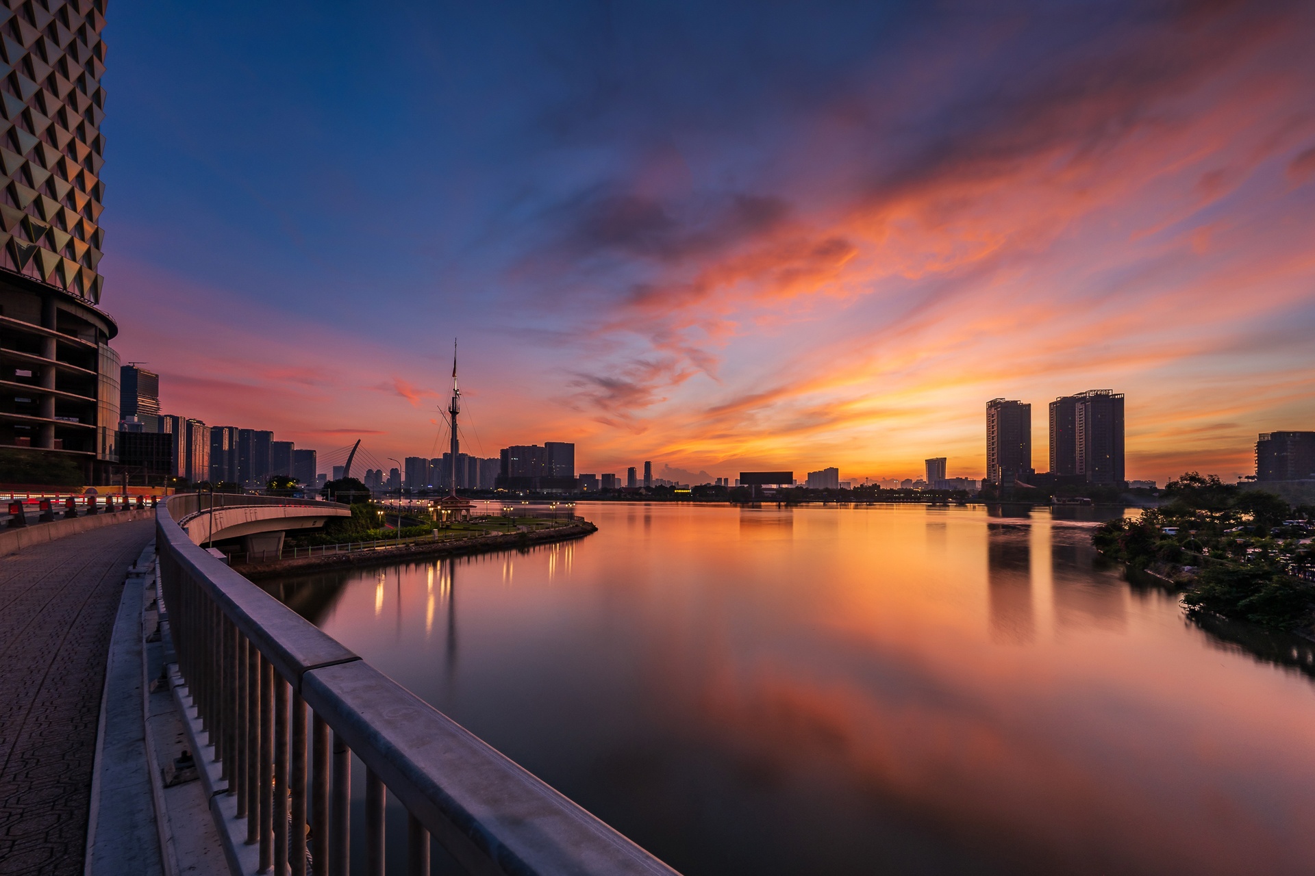 Khoảnh khắc bình minh trên cầu Ba Son