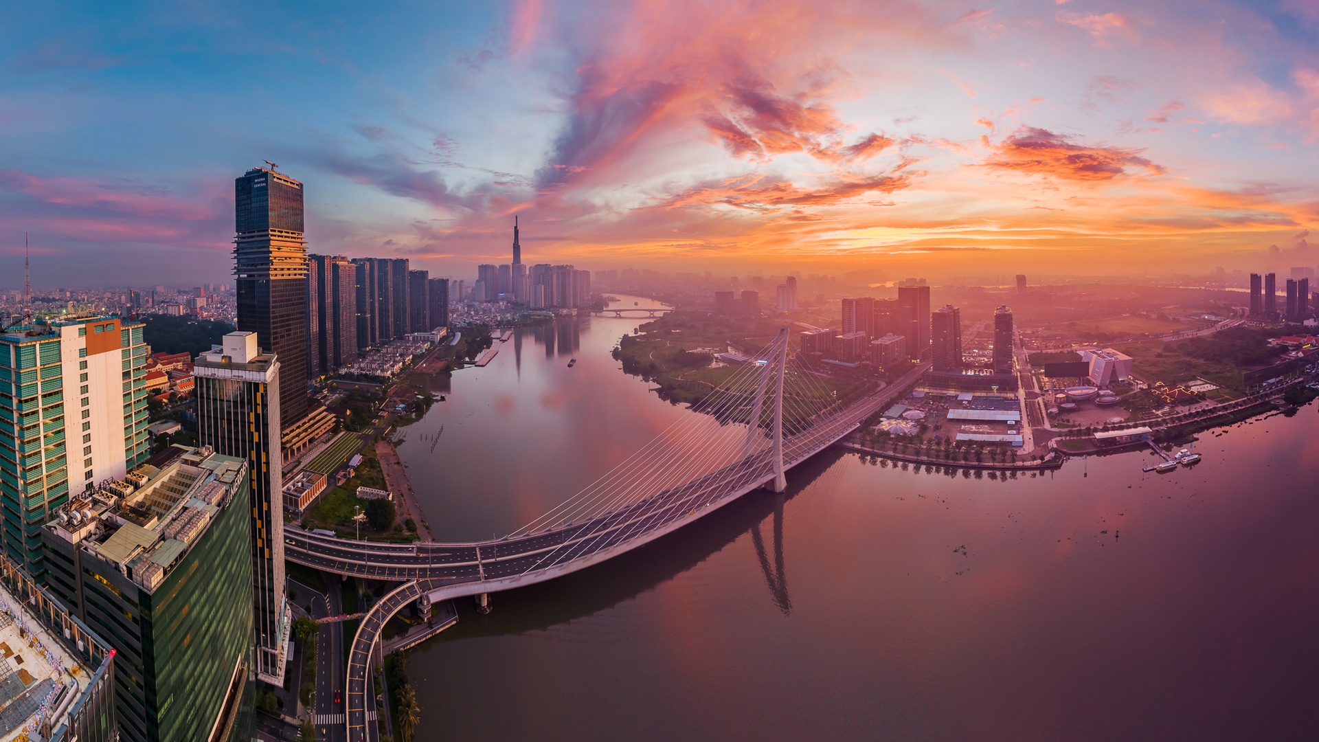 Bình minh rực rỡ trên cầu Ba Son