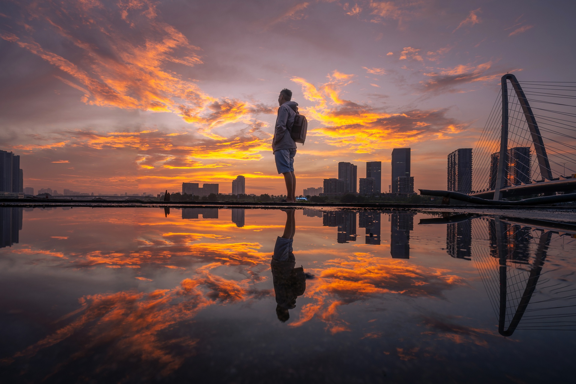 Cầu Ba Son và ánh bình minh