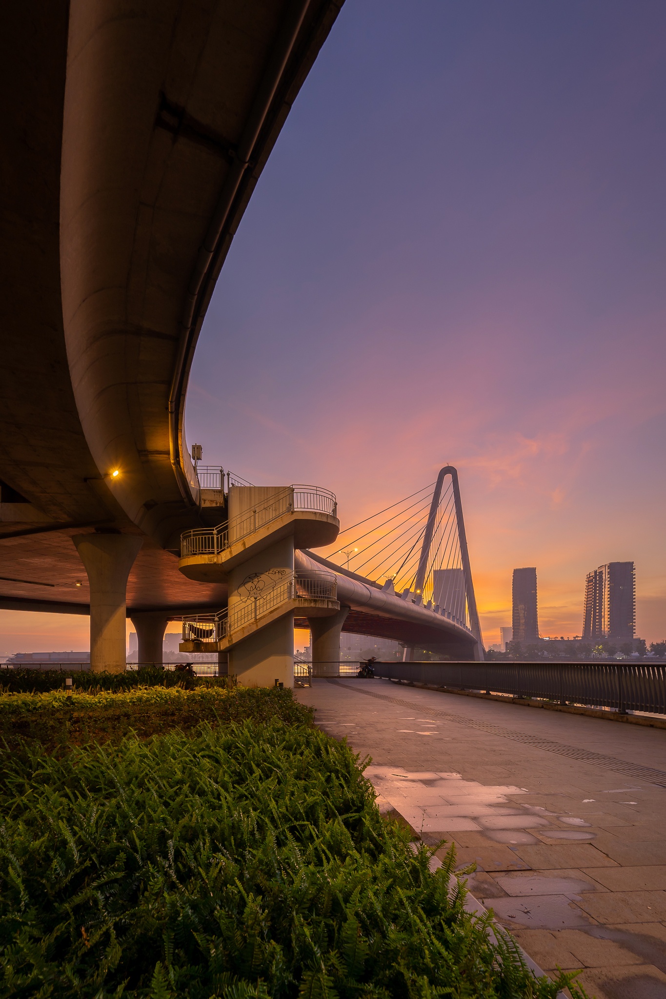 Bình minh nhuộm đỏ trời Sài Gòn