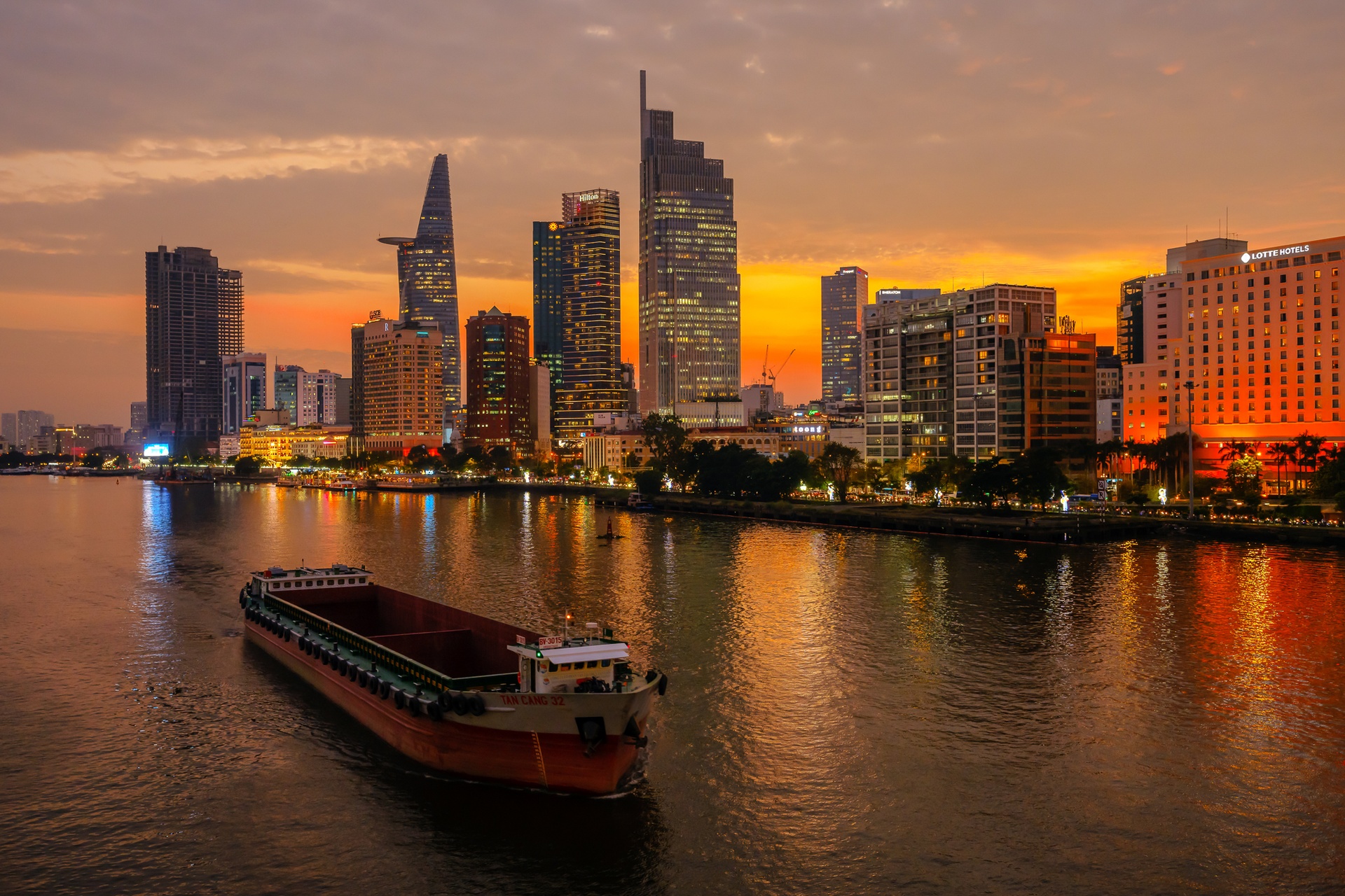 Đường phố Sài Gòn lúc hoàng hôn