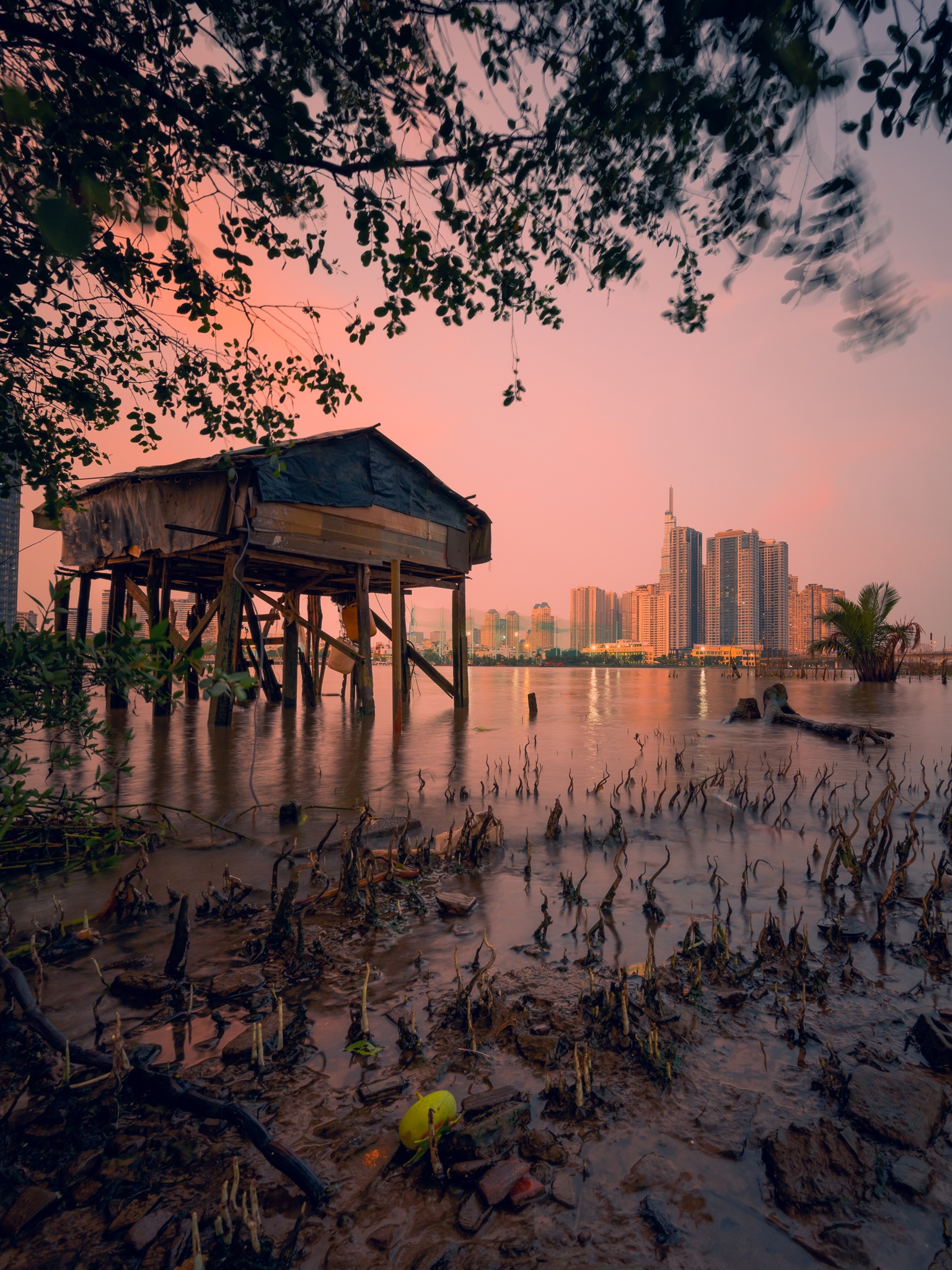 Bình yên hoàng hôn Sài Gòn