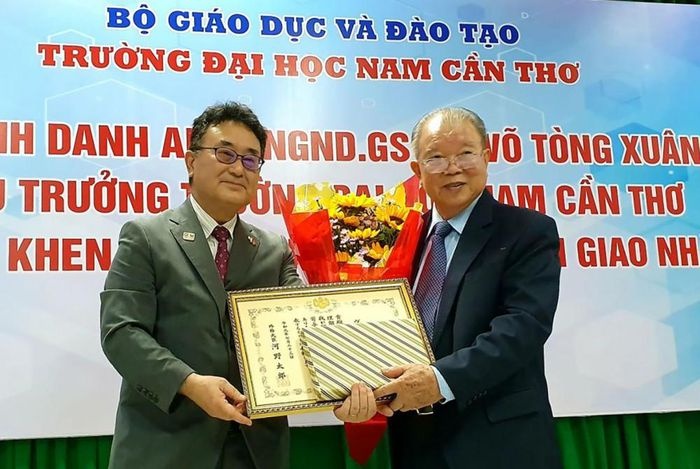 Nhat Ban tang huy chuong giao su Viet anh 1