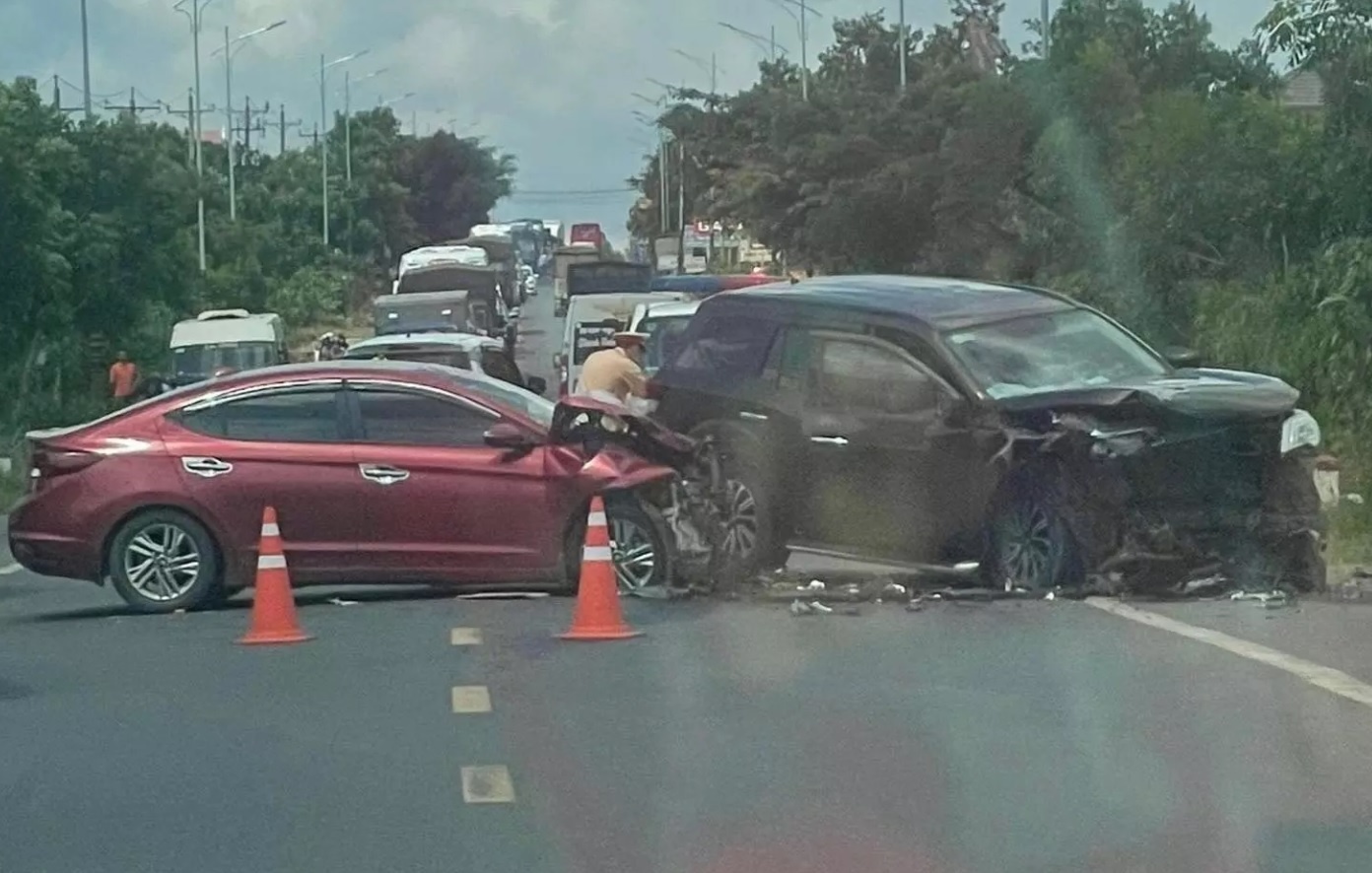 hai oto tong nhau anh 1