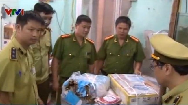 Cơ quan chức năng phát hiện thịt trâu không rõ nguồn gốc trong kho hàng của công ty Tâm Ngọc Minh.