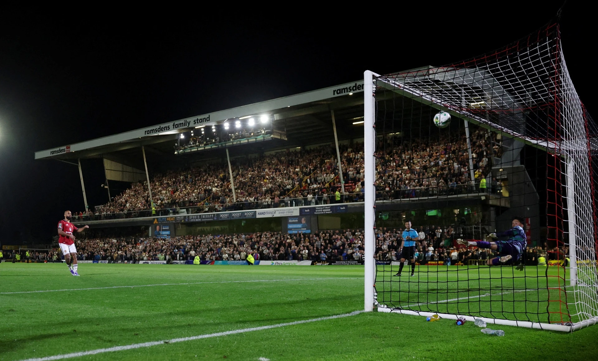 MU dau Grimsby anh 1