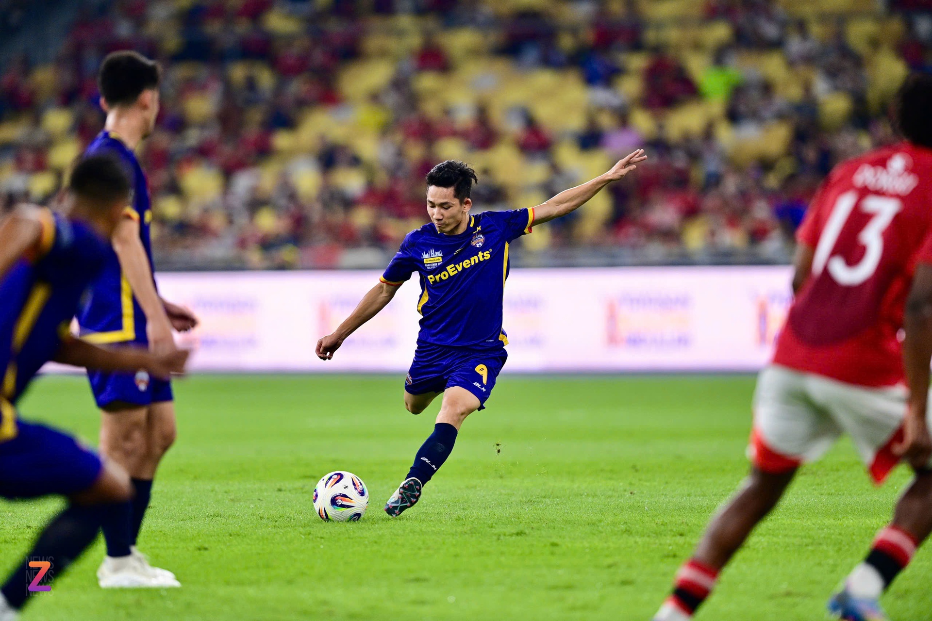 FIFA ca ngợi 1 cầu thủ Việt Nam sau trận thắng M.U 2 Hai Long anh 4