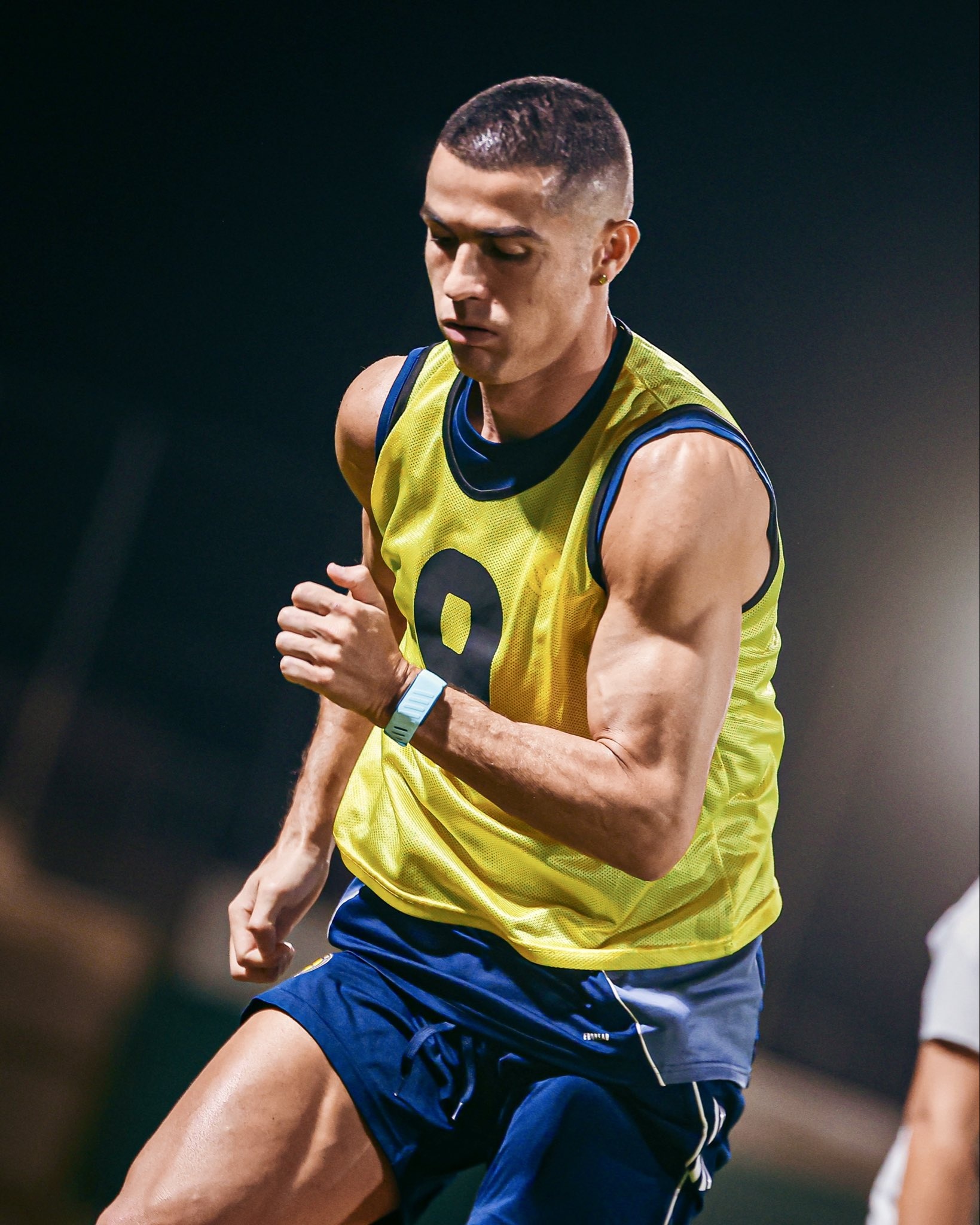 Ronaldo khoe cơ bắp