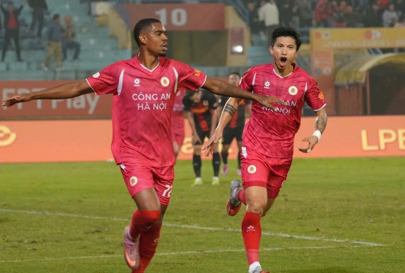 Văn Hậu ăn mừng bàn thắng cùng Alan.