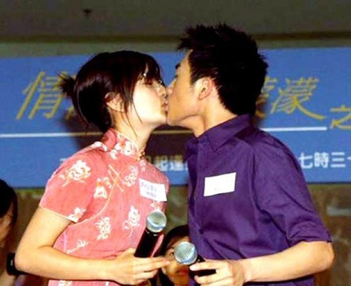 Trong thời gian tham gia Tân dòng sông ly biệt, Triệu Vy chia tay bạn trai. Tô Hữu Bằng giữ đúng lời hứa, luôn ở bên cạnh để động viên, chia sẻ để giúp cô vượt qua cú sốc tình cảm. Tuy nhiên, giữa 2 người vẫn không nẩy sinh tình cảm, điều đó khiến Tô Hữu Bằng lao đao khi dự luận đặt nghi ngờ về giới tính của anh.