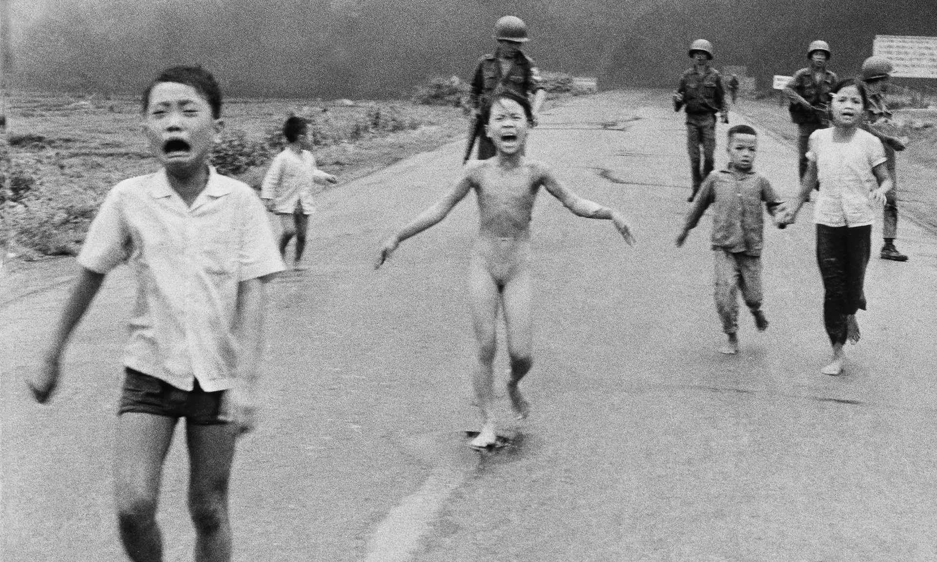 Facebook xoa bo Em be napalm anh 1