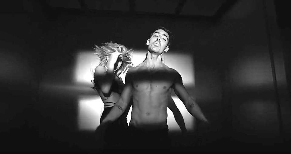Joe Jonas tung MV tran ngap canh nong anh 2