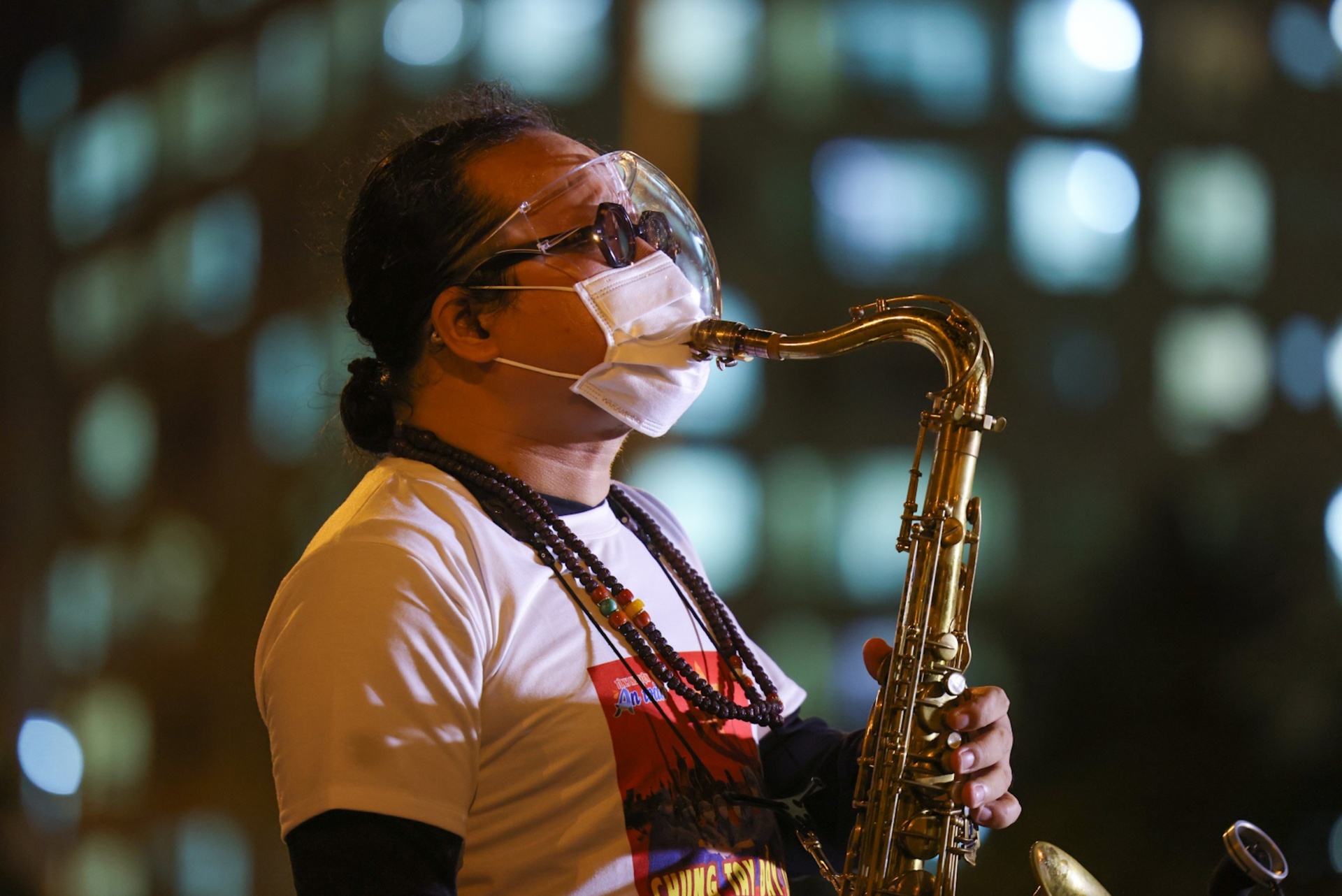 Nghe si saxophone Tran Manh Tuan bi dot quy anh 1