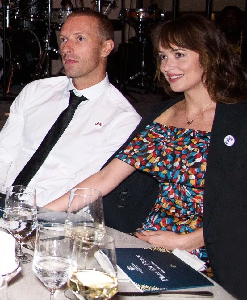 Dakota Johnson,  Chris Martin,  Dakota Johnson huy hon anh 1