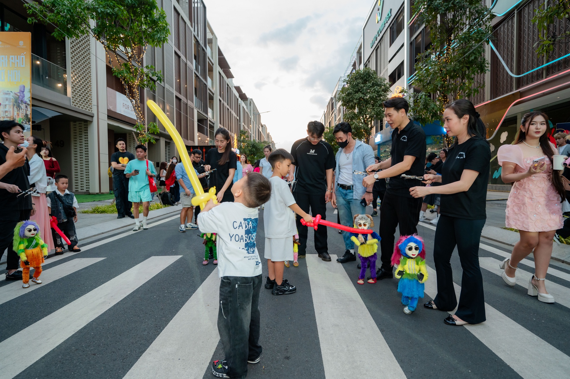 The Global Celebration,  The Global City anh 13